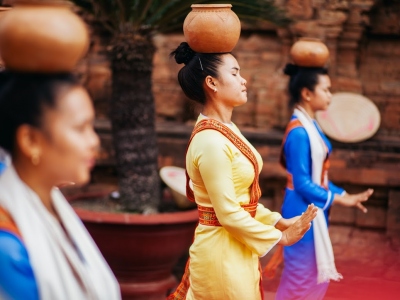 unidentified-women-dance-Traditional
